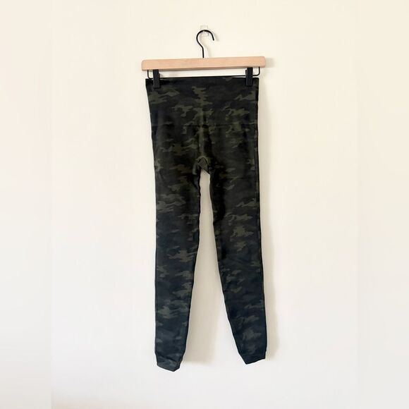 Spanx Look at Me Now Seamless Legging in Green Camo - Size M - Picture 4 of 5